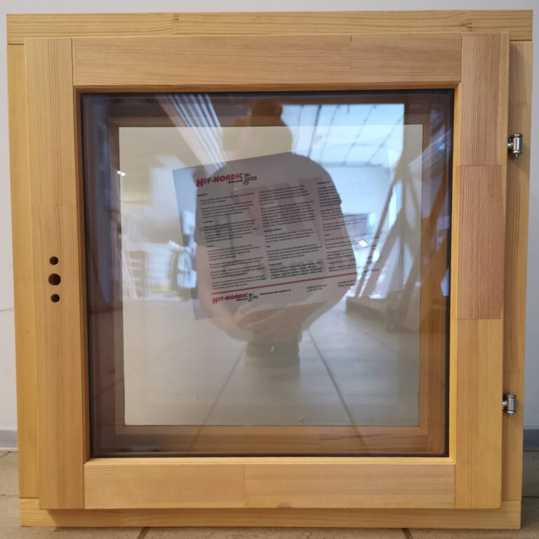 Tuuletusikkuna HIT-Nordic ALU 6x6 valkoinen / suojakäsitelty puu