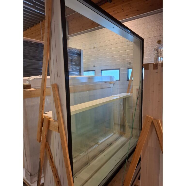 Kiinteä ikkuna 21x21 musta/valkoinen (2-laatu)