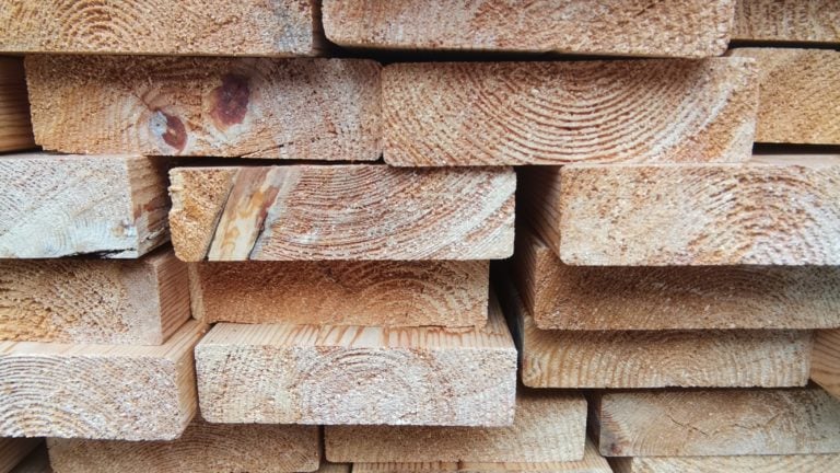 Höylätty kuusilauta 38×140 mm pyöristetyt kulmat